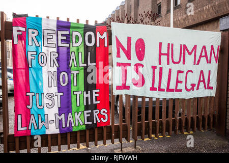 Chelmsford, Regno Unito. 6 febbraio, 2019. Banner drappeggiato da attivisti provenienti da tutto il Regno Unito si sono riuniti per manifestare solidarietà con il Stansted 15 prima della loro condanna a Chelmsford Crown Court. Il Stansted 15 sono stati condannati il 10 dicembre di un anti-terrorismo reato sotto l'aereo e marittimo Security Act 1990 a seguito della non-violenta azione diretta per cercare di impedire a un home office deportazione di volo precaria che trasportano i migranti in Nigeria, Ghana e Sierra Leone dal decollo dall'aeroporto di Stansted in marzo 2017. Credito: Mark Kerrison/Alamy Live News Foto Stock