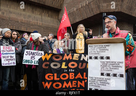 Chelmsford, Regno Unito. 6 febbraio, 2019. Dan bicchiere di ACT UP London indirizzi attivisti provenienti da tutto il Regno Unito si sono riuniti per manifestare solidarietà con il Stansted 15 prima della loro condanna a Chelmsford Crown Court. Il Stansted 15 sono stati condannati il 10 dicembre di un anti-terrorismo reato sotto l'aereo e marittimo Security Act 1990 a seguito della non-violenta azione diretta per cercare di impedire a un home office deportazione di volo precaria che trasportano i migranti in Nigeria, Ghana e Sierra Leone dal decollo dall'aeroporto di Stansted in marzo 2017. Credito: Mark Kerrison/Alamy Live News Foto Stock