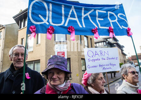 Chelmsford, Regno Unito. 6 febbraio, 2019. Quaccheri unire attivisti provenienti da tutto il Regno Unito si sono riuniti per manifestare solidarietà con il Stansted 15 prima della loro condanna a Chelmsford Crown Court. Il Stansted 15 sono stati condannati il 10 dicembre di un anti-terrorismo reato sotto l'aereo e marittimo Security Act 1990 a seguito della non-violenta azione diretta per cercare di impedire a un home office deportazione di volo precaria che trasportano i migranti in Nigeria, Ghana e Sierra Leone dal decollo dall'aeroporto di Stansted in marzo 2017. Credito: Mark Kerrison/Alamy Live News Foto Stock