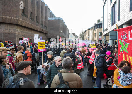 Chelmsford, Regno Unito. 6 febbraio, 2019. Gli attivisti provenienti da tutto il Regno Unito si riuniscono per mostrare solidarietà con il Stansted 15 prima della loro condanna a Chelmsford Crown Court. Il Stansted 15 sono stati condannati il 10 dicembre di un anti-terrorismo reato sotto l'aereo e marittimo Security Act 1990 a seguito della non-violenta azione diretta per cercare di impedire a un home office deportazione di volo precaria che trasportano i migranti in Nigeria, Ghana e Sierra Leone dal decollo dall'aeroporto di Stansted in marzo 2017. Credito: Mark Kerrison/Alamy Live News Foto Stock