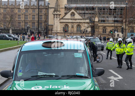 Londra, Regno Unito. 6 febbraio 2019, Black Cab taxi protesta chiude il centro di Londra, Regno Unito. Le strade intorno al Parlamento. Black Cab Driver hanno protestato per le strade essendo chiuso ai taxi in centro a Londra, Regno Unito. Hanno parcheggiato la loro cabine intorno a piazza del Parlamento e il suo leader apporaces a miglia di ingorghi di traffico con i maggiori ritardi al traffico Credito: Ian Davidson/Alamy Live News Foto Stock