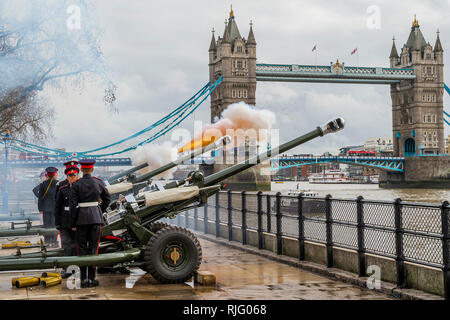 Londra, Regno Unito. 6 febbraio 2019. L' Onorevole Compagnia di Artiglieria (HAC), la città di Londra la riserva di reggimento dell esercito, il fuoco di una pistola 62 Royal Salute presso la Torre di Londra in onore della sessantasettesima anniversario di Sua Maestà la Regina di adesione al trono . I tre L118 cerimoniale pistole di luce sparata a dieci intervalli di secondi. Credito: Guy Bell/Alamy Live News Foto Stock