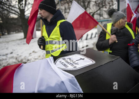 Varsavia, Polonia. 6 febbraio 2019. Gli agricoltori polacchi sono visto che trasportano una bara trattenendo le bandiere durante la protesta.Migliaia di agricoltori provenienti da tutta la Polonia in scena una protesta al di fuori del palazzo presidenziale a Varsavia, chiedendo la restituzione di varie compensazioni, il controllo e le restrizioni sulle importazioni di prodotti agricoli nonché un aumento dei prezzi di acquisto, la manifestazione si è tenuta dal gruppo Agrounia ed erano stati fatturati dagli agricoltori come ''Siege di Varsavia.'' Credito: ZUMA Press, Inc./Alamy Live News Foto Stock