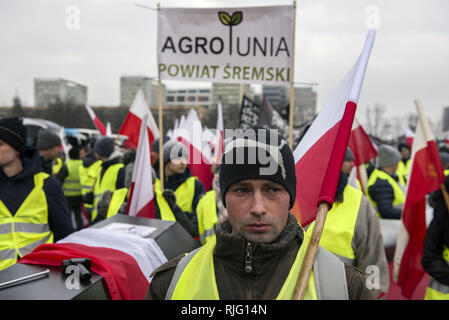 Varsavia, Polonia. 6 febbraio 2019. Gli agricoltori polacchi sono visto che trasportano una bara trattenendo le bandiere durante la protesta.Migliaia di agricoltori provenienti da tutta la Polonia in scena una protesta al di fuori del palazzo presidenziale a Varsavia, chiedendo la restituzione di varie compensazioni, il controllo e le restrizioni sulle importazioni di prodotti agricoli nonché un aumento dei prezzi di acquisto, la manifestazione si è tenuta dal gruppo Agrounia ed erano stati fatturati dagli agricoltori come ''Siege di Varsavia.'' Credito: ZUMA Press, Inc./Alamy Live News Foto Stock