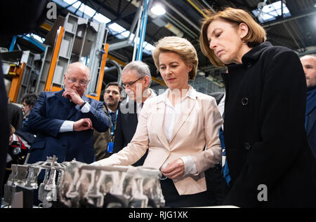 Il 06 febbraio 2019, France (Francia), Colombes: Ursula von der Leyen (seconda da destra, CDU), Ministro della difesa e Florence Parly (r), il ministro della Difesa di Francia, visita congiuntamente dal produttore del motore Safran in Colombes vicino a Parigi. La Germania e la Francia stanno progettando nuovi franco-tedesca di jet da combattimento per integrare ed eventualmente sostituire l'Eurofighter e Rafale flotte di entrambi i paesi entro il 2040. Safran e MTU Aero Engines sono per lo sviluppo di motori per questo scopo. Foto: Bernd von Jutrczenka/dpa Foto Stock