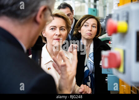 Il 06 febbraio 2019, France (Francia), Colombes: Ursula von der Leyen (M, CDU), Ministro della difesa e Florence Parly (r), il ministro della Difesa di Francia, visita congiuntamente dal produttore del motore Safran in Colombes vicino a Parigi. La Germania e la Francia stanno progettando nuovi franco-tedesca di jet da combattimento per integrare ed eventualmente sostituire l'Eurofighter e Rafale flotte di entrambi i paesi entro il 2040. Safran e MTU Aero Engines sono per lo sviluppo di motori per questo scopo. Foto: Bernd von Jutrczenka/dpa Foto Stock