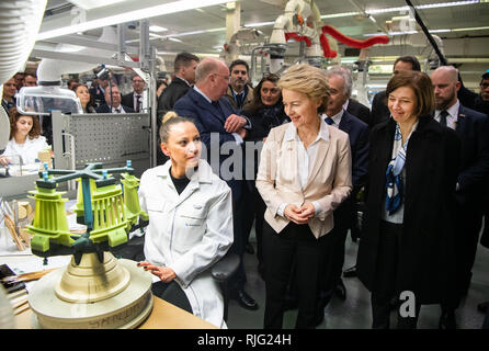 Il 06 febbraio 2019, France (Francia), Colombes: Ursula von der Leyen (seconda da destra, CDU), Ministro della difesa e Florence Parly (r), il ministro della Difesa di Francia, visita congiuntamente dal produttore del motore Safran in Colombes vicino a Parigi. La Germania e la Francia stanno progettando nuovi franco-tedesca di jet da combattimento per integrare ed eventualmente sostituire l'Eurofighter e Rafale flotte di entrambi i paesi entro il 2040. Safran e MTU Aero Engines sono per lo sviluppo di motori per questo scopo. Foto: Bernd von Jutrczenka/dpa Foto Stock