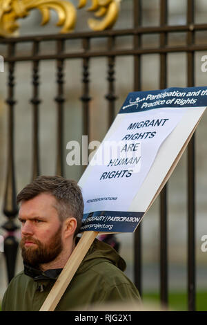 Municipio di Belfast, Belfast, Regno Unito. 6 febbraio, 2019. Fiona Ferguson e Gerry Carroll dal popolo prima del profitto PBP, erano presenti al i diritti dei migranti manifestazione che si sono riuniti al di fuori del Belfast City Hall in solidarietà con il Stansted 15 attivisti e anche per protestare contro il governo britannico 'ambiente ostile" le politiche di immigrazione Bonzo Alamy/Live News Foto Stock