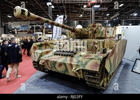 Parigi, Francia. 05 feb 2019. Serbatoio Panzer IV - Retromobile mostra apre le sue porte dal 6 febbraio al 10, 2019, Porte de Versailles di Parigi in Francia. Credito: Bernard Menigault/Alamy Live News Foto Stock