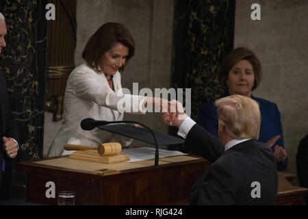 Febbraio 5, 2019 - Washington, Distretto di Columbia, Stati Uniti - il Presidente della Camera Nancy Pelosi saluta presidente Donald Trump prima del suo Stato dell'Unione indirizzo, 5 febbraio 2019 (credito Immagine: © Douglas Christian/ZUMA filo) Foto Stock