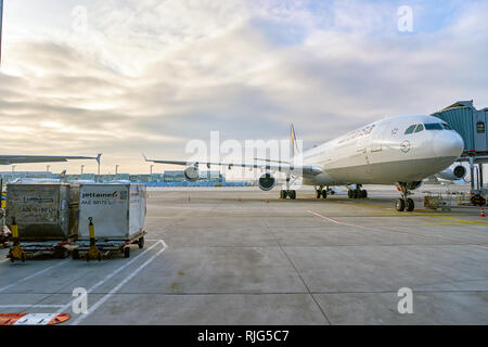 Francoforte, Germania - CIRCA NEL MARZO 2016: Lufthansa Airbus A340-300 inserito nell'aeroporto di Francoforte. L'aeroporto di Francoforte è un grande aeroporto internazionale locat Foto Stock