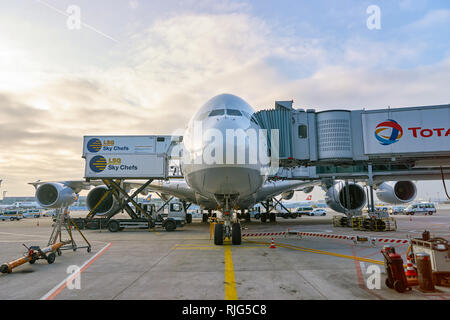 Francoforte, Germania - CIRCA NEL MARZO 2016: Lufthansa Airbus A380 inserito nell'aeroporto di Francoforte. L'aeroporto di Francoforte è un grande aeroporto internazionale trova i Foto Stock