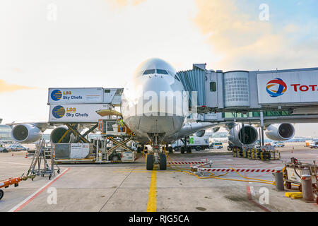 Francoforte, Germania - CIRCA NEL MARZO 2016: Lufthansa Airbus A380 inserito nell'aeroporto di Francoforte. L'aeroporto di Francoforte è un grande aeroporto internazionale trova i Foto Stock