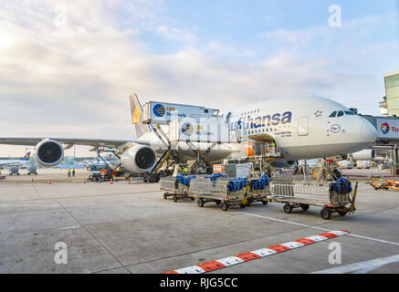 Francoforte, Germania - CIRCA NEL MARZO 2016: Lufthansa Airbus A380 inserito nell'aeroporto di Francoforte. L'aeroporto di Francoforte è un grande aeroporto internazionale trova i Foto Stock