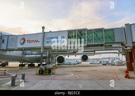 Francoforte, Germania - CIRCA NEL MARZO 2016: Lufthansa Airbus A380 inserito nell'aeroporto di Francoforte. L'aeroporto di Francoforte è un grande aeroporto internazionale trova i Foto Stock