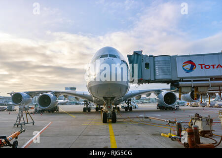 Francoforte, Germania - CIRCA NEL MARZO 2016: Lufthansa Airbus A380 inserito nell'aeroporto di Francoforte. L'aeroporto di Francoforte è un grande aeroporto internazionale trova i Foto Stock