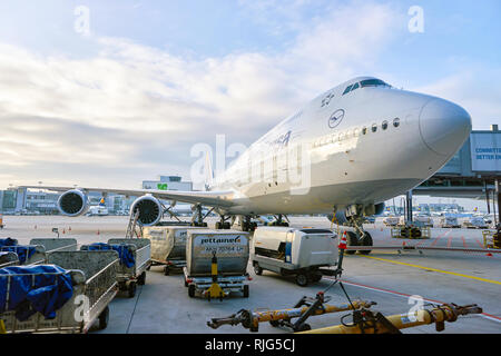Francoforte, Germania - CIRCA NEL MARZO 2016: Lufthansa Boeing 747-8 inserito nell'aeroporto di Francoforte. L'aeroporto di Francoforte è un grande aeroporto internazionale situato Foto Stock