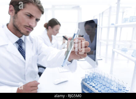 Occupato un gruppo di ricercatori di effettuare esperimenti Foto Stock