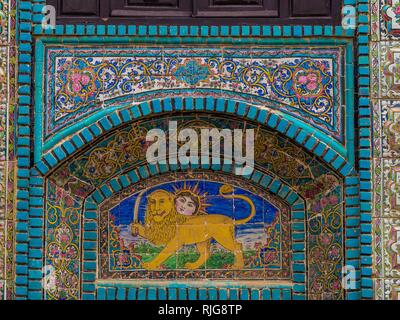 Immagine di piastrella, piastrella smaltata decorazione floreale, persiano simbolo nazionale, sun su Lion con la spada, la moschea Tekyeh Moaven-ol Molk Foto Stock