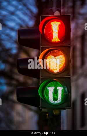 Semaforo rosso, giallo e verde, simbolo per ti amo, Germania Foto Stock