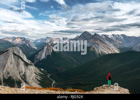 Escursionista femmina viste dal vertice oltre il paesaggio di montagna, Vista panoramica, zolfo Skyline Trail, gamma Nikassin Foto Stock