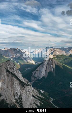 Viste spettacolari dalla Skyline di zolfo Trail al paesaggio di montagna con River Valley, picchi e natura incontaminata, viste panoramiche Foto Stock