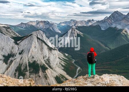 Escursionista femmina viste dal vertice oltre il paesaggio di montagna, Vista panoramica, zolfo Skyline Trail, gamma Nikassin Foto Stock
