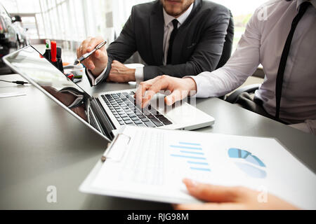 Co-team di lavoro riunione concetto, businessteam utilizza lo smartphone e tablet digitale e computer portatile in ufficio moderno. Foto Stock