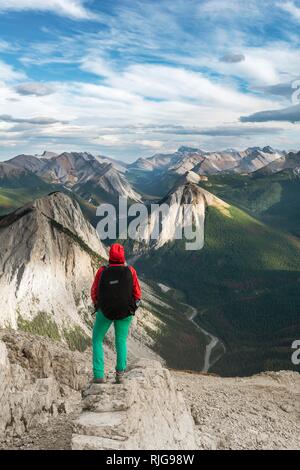 Escursionista femmina viste dal vertice oltre il paesaggio di montagna, Vista panoramica, zolfo Skyline Trail, gamma Nikassin Foto Stock