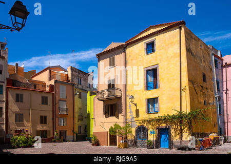 Bosa, Sardegna / Italia - 2018/08/13: Summer View di Bosa quartiere della città vecchia con la storica tenements colorate e strade Foto Stock