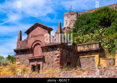 Bosa, Sardegna / Italia - 2018/08/13: Castello Malaspina hill - noto anche come Castello di Serravalle - con la facciata monumentale del centro storico di acqua serbatoio S Foto Stock