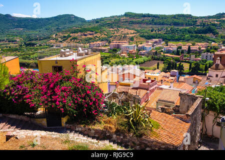 Bosa, Sardegna / Italia - 2018/08/13: vista panoramica della città di Bosa e colline circostanti visto dal castello Malaspina hill - noto anche come castello o Foto Stock