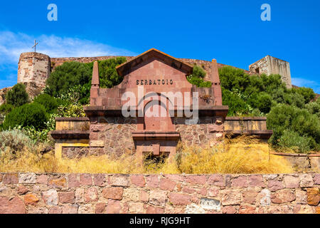 Bosa, Sardegna / Italia - 2018/08/13: Castello Malaspina hill - noto anche come Castello di Serravalle - con la facciata monumentale del centro storico di acqua serbatoio S Foto Stock