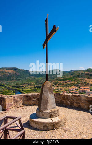 Bosa, Sardegna / Italia - 2018/08/13: Castello Malaspina, noto anche come Castello di Serravalle, con una croce simbolica sullo storico monumentale difesa wa Foto Stock