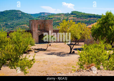 Bosa, Sardegna / Italia - 2018/08/13: cortile interno con storico monumentale mura di difesa e di fortificazione del Castello Malaspina, noto anche come Castello Foto Stock