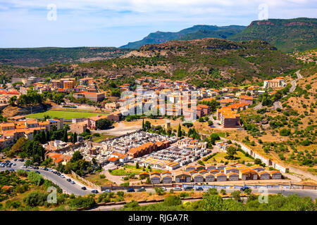 Bosa, Sardegna / Italia - 2018/08/13: vista panoramica della città di Bosa e colline circostanti visto dal castello Malaspina hill Foto Stock