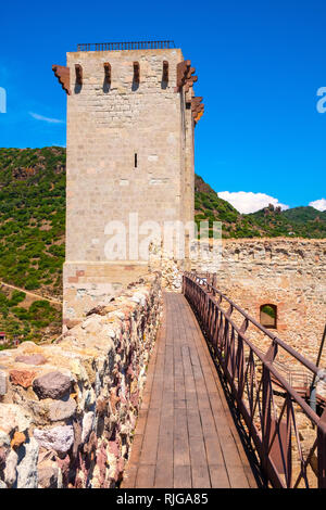 Bosa, Sardegna / Italia - 2018/08/13: Torre principale - Torre Maestra - del Castello Malaspina, noto anche come Castello di Serravalle, con histori monumentale Foto Stock