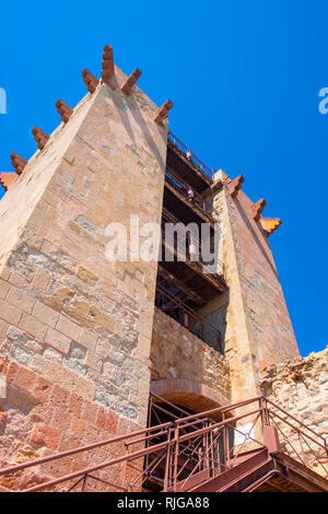 Bosa, Sardegna / Italia - 2018/08/13: Torre principale - Torre Maestra - del Castello Malaspina, noto anche come Castello di Serravalle, con histori monumentale Foto Stock