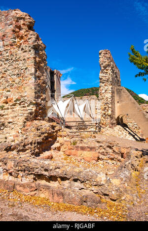 Bosa, Sardegna / Italia - 2018/08/13: Castello Malaspina, noto anche come Castello di Serravalle, con storico monumentale mura di difesa e fortificazione Foto Stock