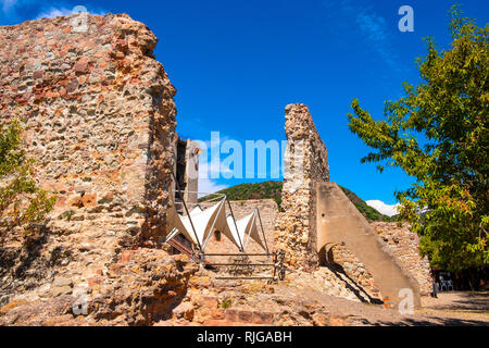 Bosa, Sardegna / Italia - 2018/08/13: Castello Malaspina, noto anche come Castello di Serravalle, con storico monumentale mura di difesa e fortificazione Foto Stock