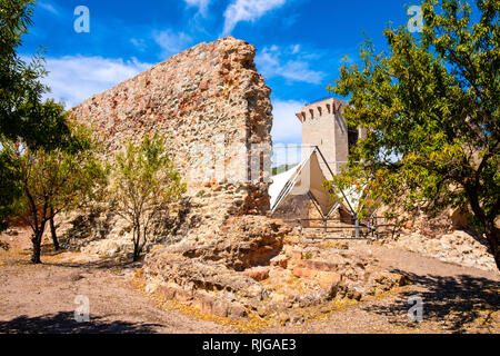 Bosa, Sardegna / Italia - 2018/08/13: Castello Malaspina, noto anche come Castello di Serravalle, con storico monumentale mura di difesa e fortificazione Foto Stock