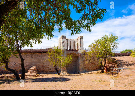 Bosa, Sardegna / Italia - 2018/08/13: cortile interno con storico monumentale mura di difesa e di fortificazione del Castello Malaspina, noto anche come Castello Foto Stock