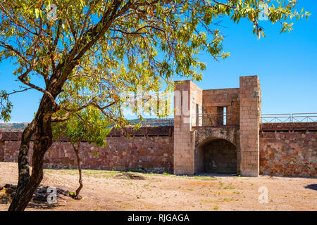 Bosa, Sardegna / Italia - 2018/08/13: cortile interno con storico monumentale mura di difesa e di fortificazione del Castello Malaspina, noto anche come Castello Foto Stock