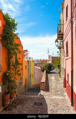 Bosa, Sardegna / Italia - 2018/08/13: Summer View di Bosa quartiere della città vecchia con la storica tenements colorate e strade Foto Stock