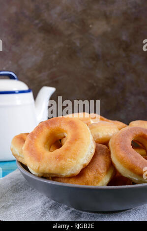 In casa classic ciambelle con zucchero a velo nella piastra. Foto Stock