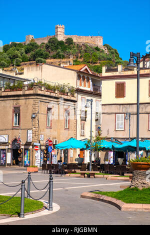 Bosa, Sardegna / Italia - 2018/08/13: Memoriale dei Caduti - Via Giobetti Street nella città di Bosa centro della città con il Castello Malaspina, noto come Cast