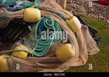 Un mucchio di mare pesca, pronto per l'uso da parte del settore locale della pesca, su un porto, compresi bouys, funi e reti Foto Stock