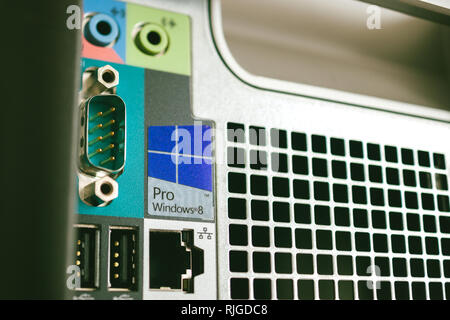 LONDON, Regno Unito - giu 30, 2014: vista posteriore di potenza workstation PC con Windows 8 Professional sticker Foto Stock