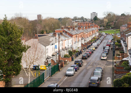 Fila di Victorian case a schiera Park Hill Road nella smart Birmingham sobborgo di Harborne Foto Stock