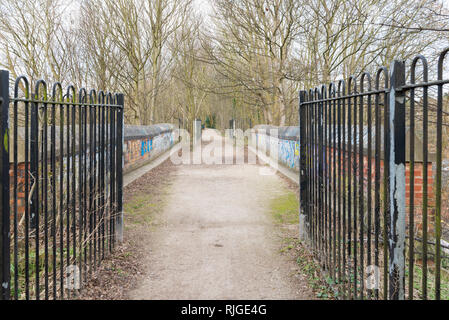 La vecchia linea ferroviaria in Harborne, Birmingham che ora è un percorso chiamato Harborne marciapiede Foto Stock